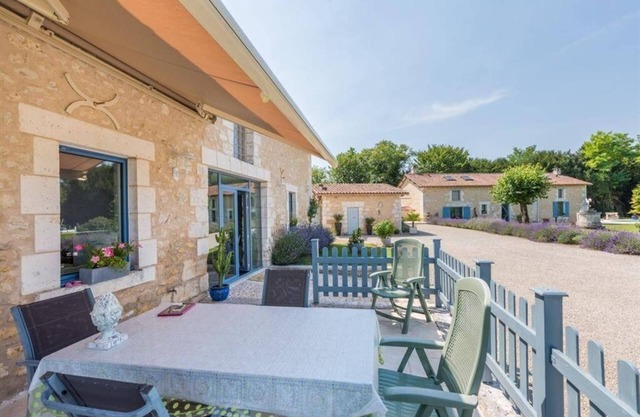 Jolie Gîte DE Charme EN Pierre Avec Piscine Chauffée Privée Pour 8 Personnes