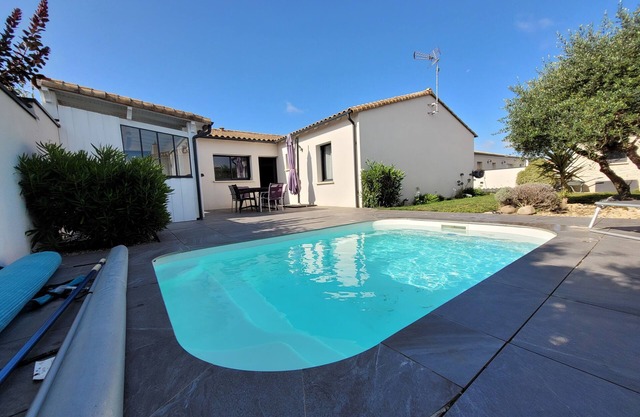 Jolie Maison au Calme Avec Piscine Chauffée et Cuisine D'été Dans un Lotissement