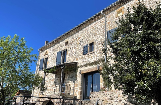 Jolie Maison en Pierres Avec Superbe vue sur les Monts du Forez