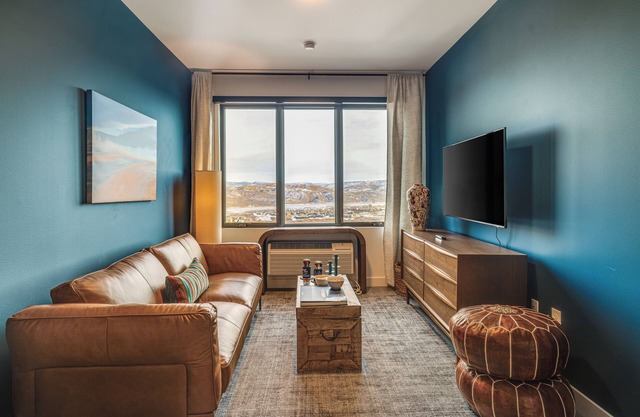 Jordanelle Sunrise | Modern Condo, Gondola Access, Year-Round Outdoor Fun