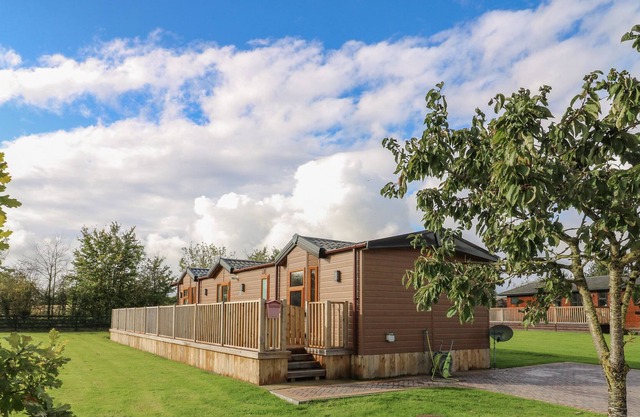 JORVIK LODGE, with hot tub in Wilberfoss