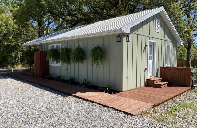 Jubilee Cottage in the heart of Daphne!