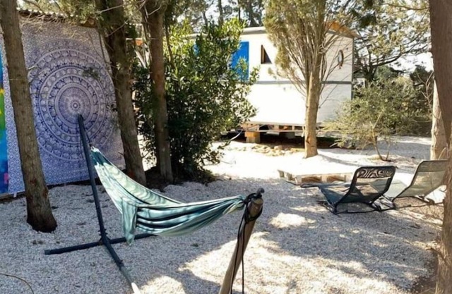 JULY PROMO Roulotte in quiet wooded park with swimming pool close to beaches