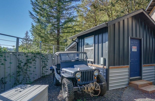 Jurassic Themed Adventure 4BR Home With Hot Tub