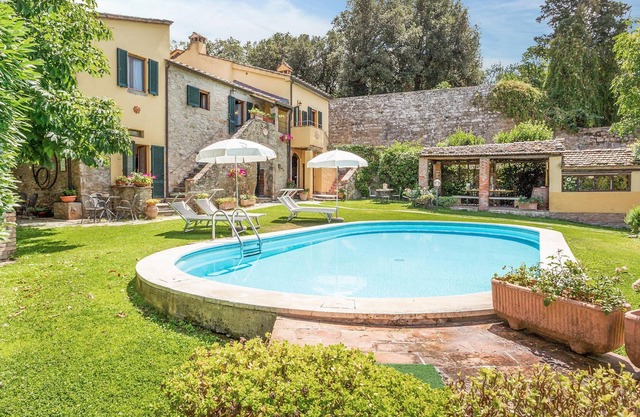 Just 3 km below Cortona lies this characteristic vacation home with private pool on the outskirts of