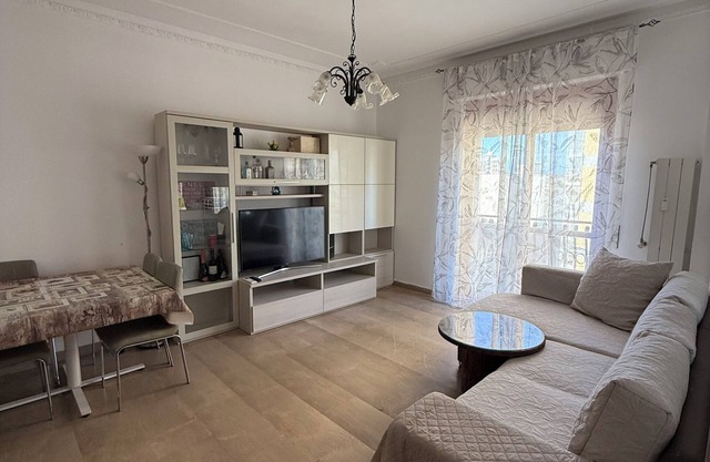 Just a stone's throw from the sea and downtown. Family-friendly apartment