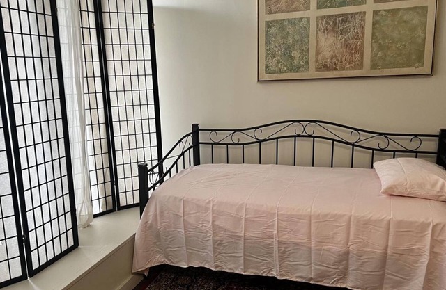 JUST BED & BATH IN DOWNTOWN HISTORIC ANNISTON. CLOSE TO EATRIES & ENTERTAINMENT.