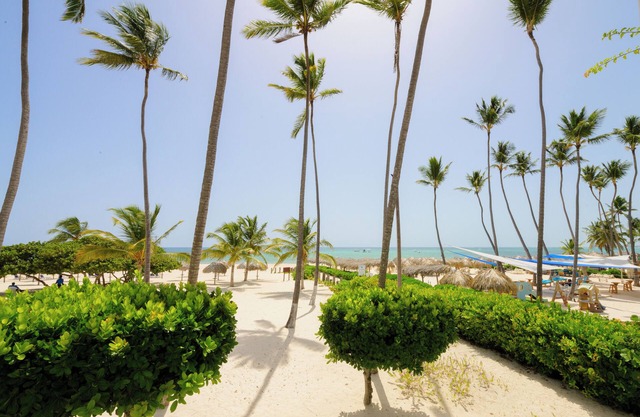 Just few steps from Beach, Enjoy a Sunrise in this Wonderful place