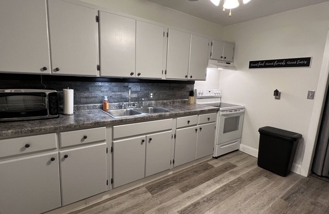 Just steps to restaurants, shopping, music & the Mississippi River.