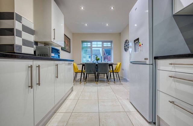 K Suites - Central 3 bed House w/free parking and Wi-Fi