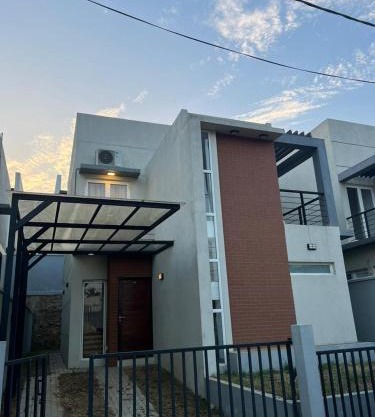 Kahathuduwa Golf Residence Luxury Family Home