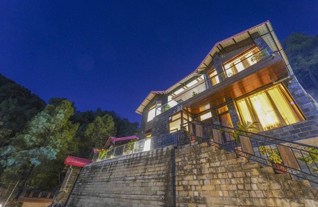Kalmia Kasauli 3BHK Villa : King sized bed +Bonfire +WiFi+ Cook