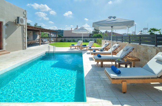 Kalypso Villa, Ideal for big families & friends! Walking distance to amenities!