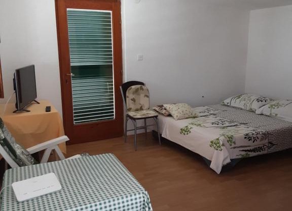 KAMENA KUCA U POVJESNOJ JEZGRI TRIBUNJA