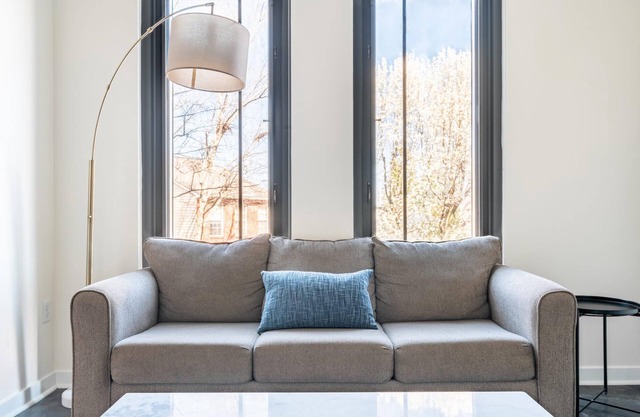Kasa Welcoming 1 BD Amenity Access Alexandria