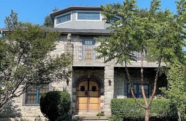 KC Castle DOWNTOWN, 75" TV, 5 STAR, Best FAM home, BEST LOCATION, 20% off 7nts