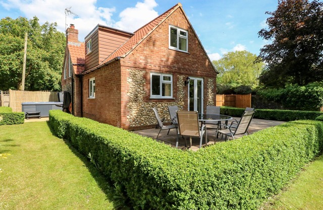 KEEPERS COTTAGE, pet friendly, character holiday cottage in Dereham
