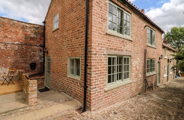 KEMPS YARD RETREAT, pet friendly, character holiday cottage in Thirsk