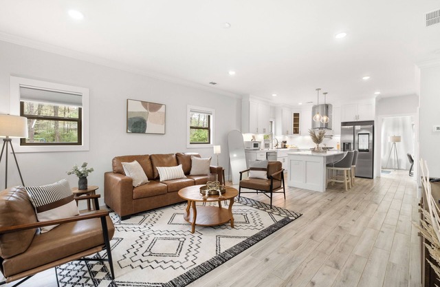 Kennesaw Charm-3 min to Downtown Kennesaw & KSU!