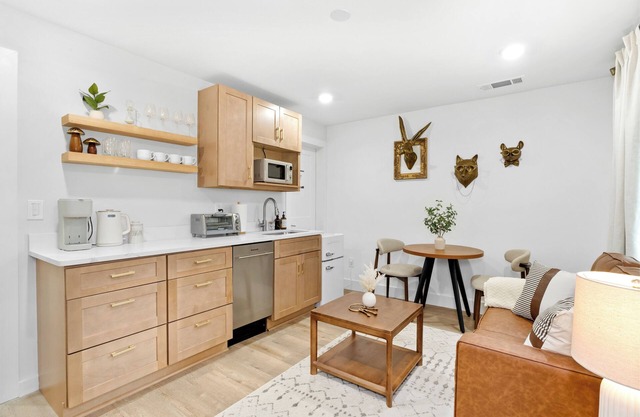 Kennesaw Charm Suite- 3 min from Kennesaw, Private Entry & Pet Friendly!
