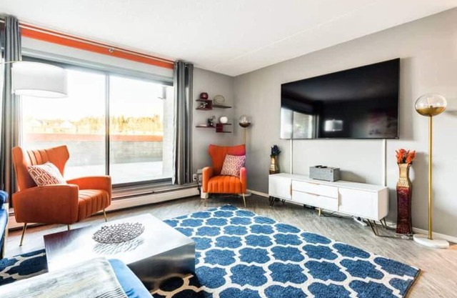 Kensington Modern 2 Bedroom Apartment- Parking Included