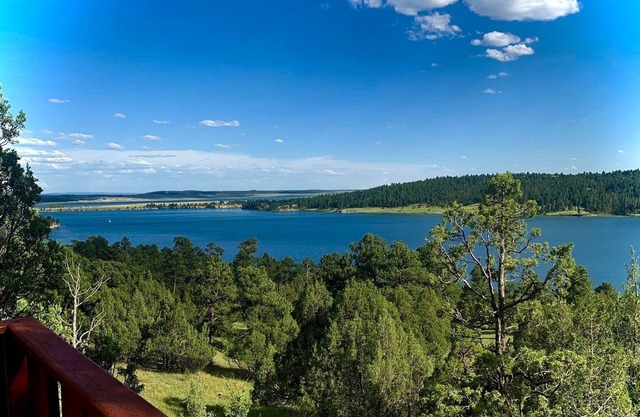 Keyhole cabin, lake access w/public dock , ice fishing in winter months.