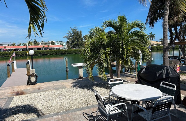 Keys Hideaway - Canal/Dock - Cabana Club - Pickleball - Remodeled 2/2 Villa