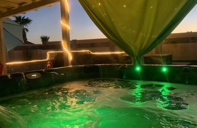 KIDS LOVE ME! Neon 5 Waterfall Heated Pool, HOT TUB, Putting Greens & Fire Pit