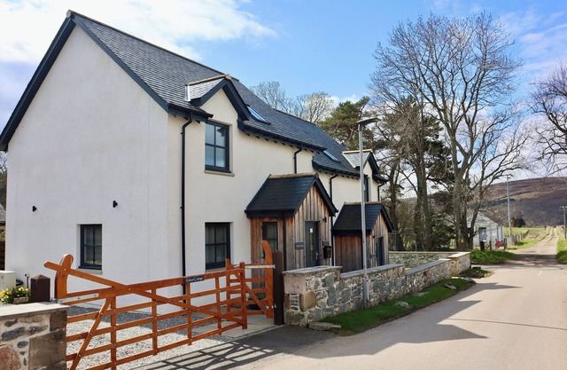KILMUIR COTTAGE, family friendly, with a garden in Tomintoul