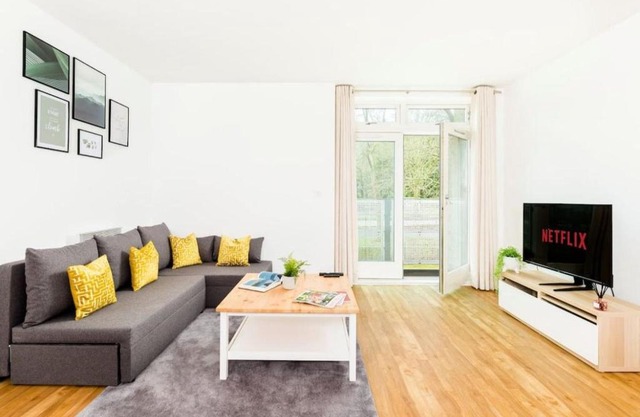 Kinara Properties - Luxury 2 Bed Apartment, Local to UoB, QE, Royal Orthopaedic Hospital, 10 mins from Birmingham City Centre, Free Parking