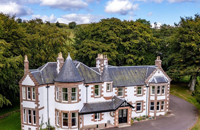 KINCLUNE HOUSE AND ANNEX, pet friendly, with open fire in Kirriemuir