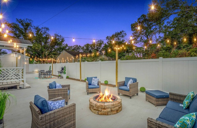 King bd/Charming 2 story cottage w/Private Yard