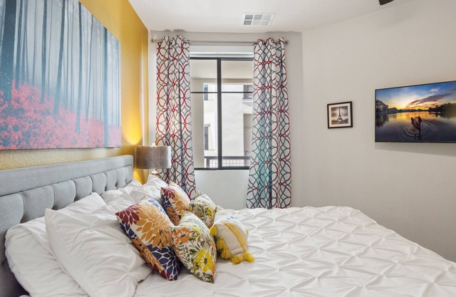 King Bed⁂Courtyard View※Pool》Games ⁐Swim※ Parking!