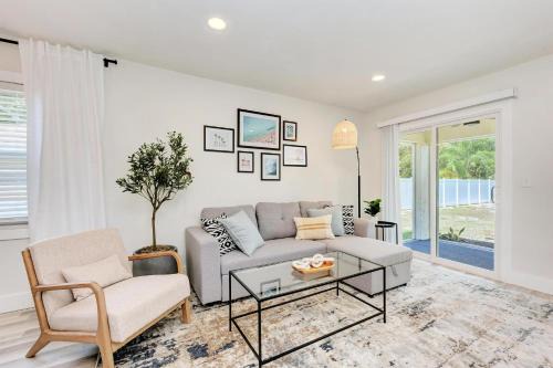 King Bed & Patio, Minutes to the Beach