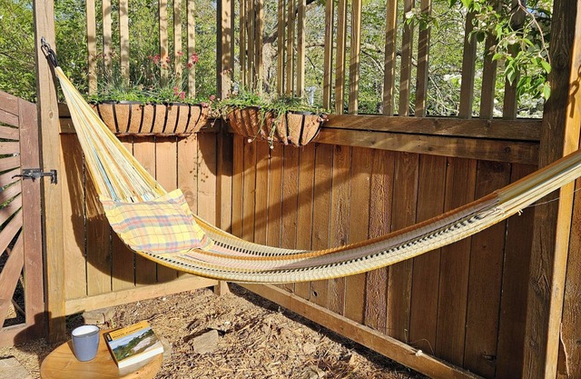 King Bed, Pvt Entrance Suite in N Asheville, Minutes to All the Area Offers!