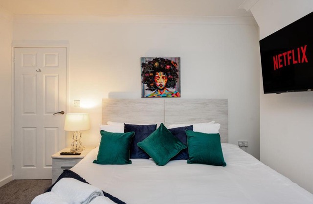 King Beds - Smart TVs - Parking - Near City