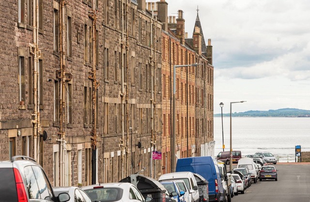 King's Road [425] is a Quirky seaside apartment minutes walk from Portobello beach.