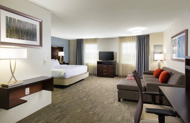 King Studio. Free Breakfast Buffet & Pool Access.