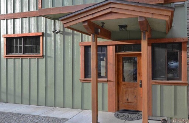 King Suite for Active Couples Inside Yosemite Gate, Your Basecamp for Adventure!