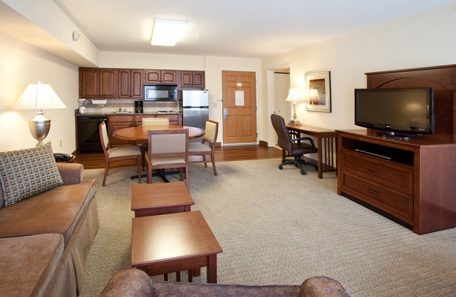 King Suite. Free Breakfast. Indoor Pool & Hot Tub. Walk to the Missouri River.