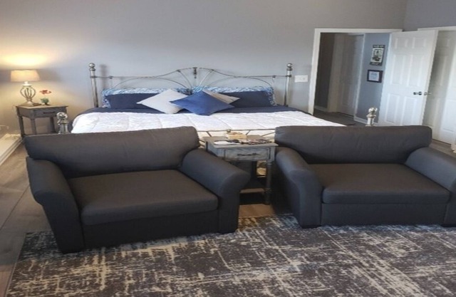 Kings s size bed king The entrance through the front door Long term is availabl