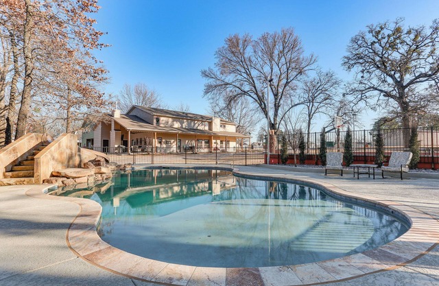 Kingston Home w/Pickleball: Steps to Lake Texoma!