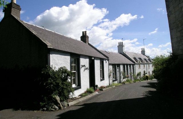 Kirkside Cottage pet friendly, sleeps 4 near St Andrews