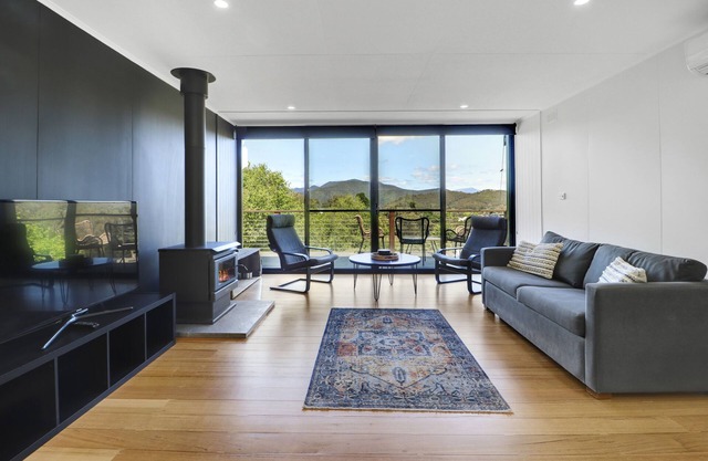 Kirribilli: 2 BR, 1.5 BA House in Goughs Bay, Sleeps 4