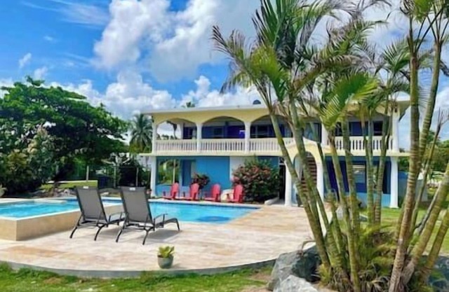 Kite Beachfront Luxury Villa/8 BDR/Huge Pool/Jacuzzi/kiteboarding/sleeps 18+