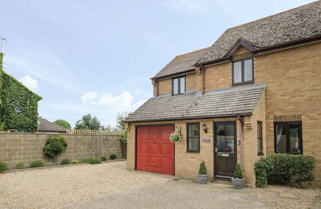KITE COTTAGE, pet friendly, with a garden in Syresham