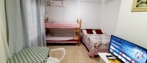 KITNET S2 em TORRES-RS - Na mais bela praia Gaúcha - Cozinha - Banheiro - Ar condicionado - TV smart 32' - Wi-Fi - Estacionamento - Anfitriã Superhost no BnB