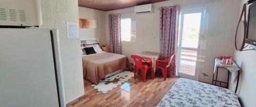 KITNET S4 em TORRES-RS - Confortável com cama casal box, cama de solteiro bicama, televisão, geladeira, micro-ondas, chaleira elétrica, ar-condicionado split - Anfitriã Superhost no BnB