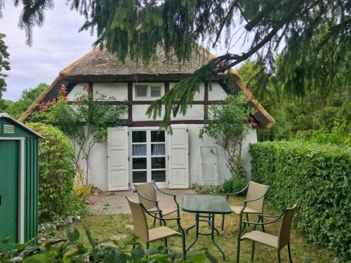 Kleine reetgedeckte Doppelhaushälfte in idyllischer Lage