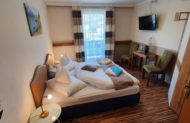 Kleines Doppelzimmer Alleeblick mit Balkon - Gästehaus Bärwald